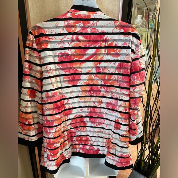 Hermann Lange Collection Eye Catching  Blazer in stripes of peach, white - Picture 4 of 9